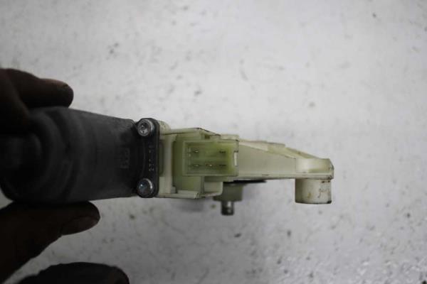 MOTEUR LEVE VITRE AVANT GAUCHE MERCEDES W204 - Vue 3